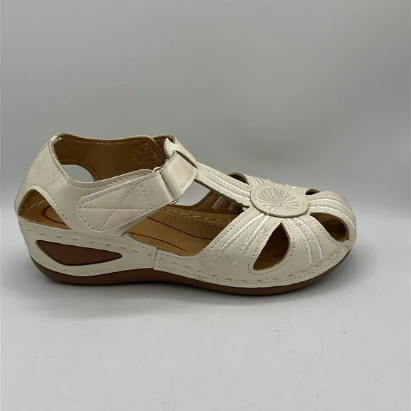 Shibever cream and tan closed toe wedge sandals, size 38 (7) - Picture 4 of 7